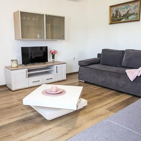 Laura By Interhome * Potpican
